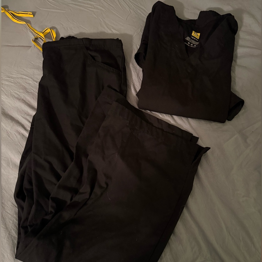 black wonder wink scrubs